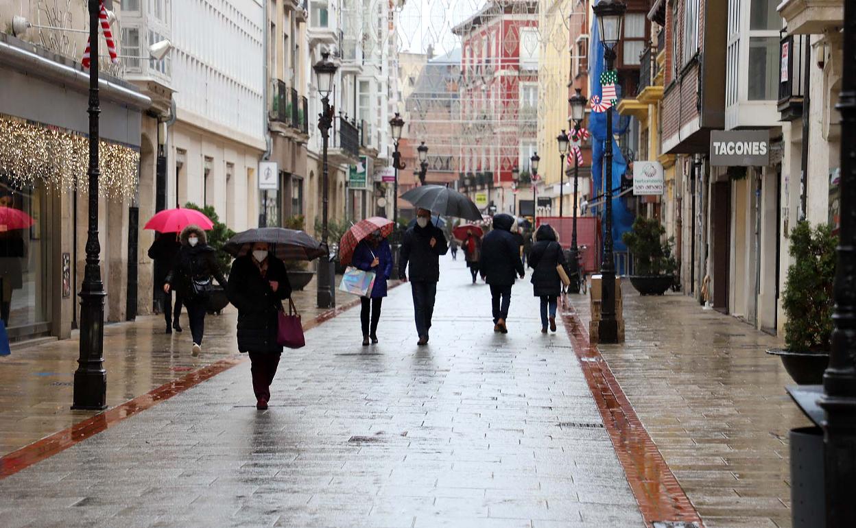 La lluvia ha hecho acto de presencia en el primer fin de semana sin restricciones especiales en Burgos.