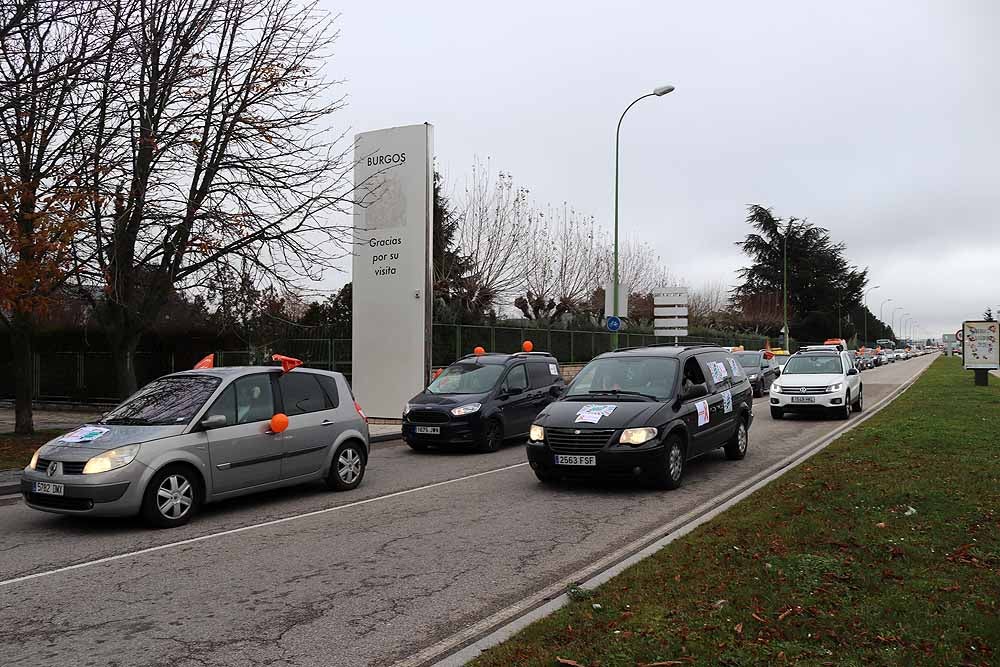 Fotos: Una caravana de coches contra la Ley Celaá recorre las calles de Burgos