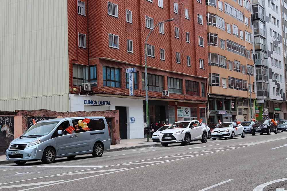 Fotos: Una caravana de coches contra la Ley Celaá recorre las calles de Burgos