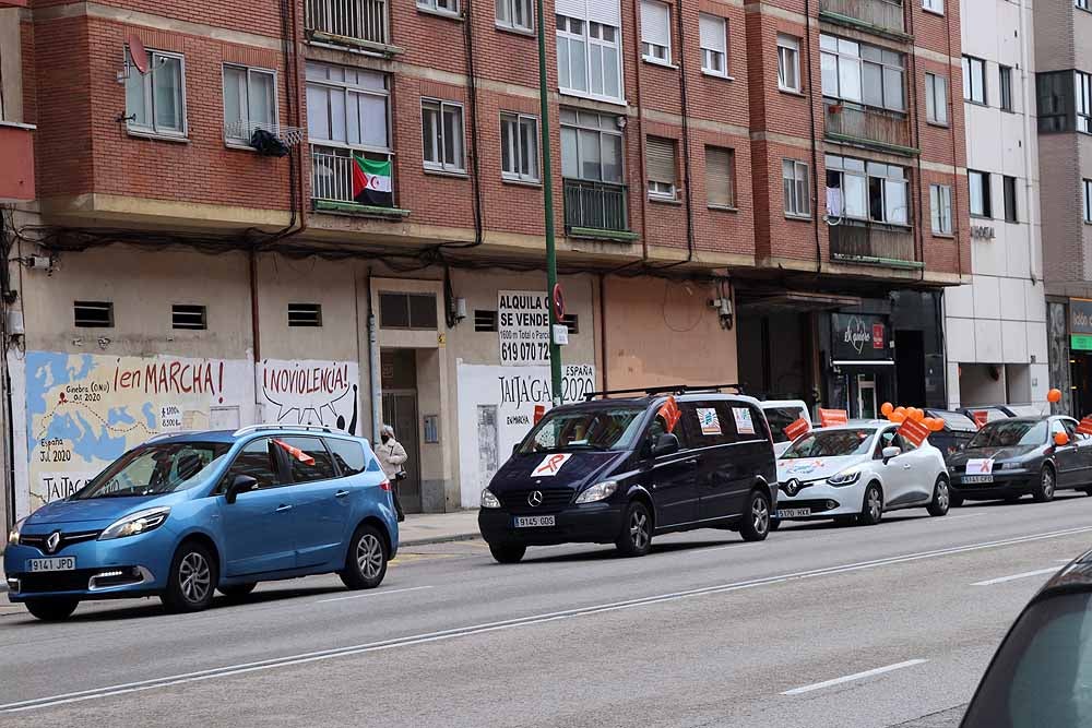 Fotos: Una caravana de coches contra la Ley Celaá recorre las calles de Burgos