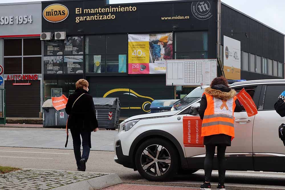 Fotos: Una caravana de coches contra la Ley Celaá recorre las calles de Burgos