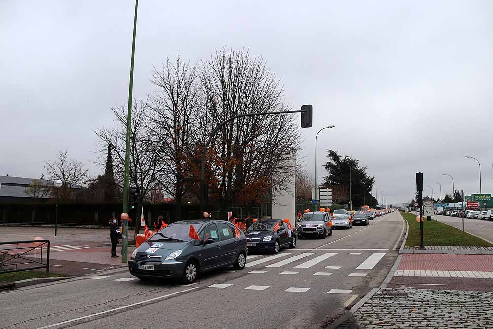 Fotos: Una caravana de coches contra la Ley Celaá recorre las calles de Burgos