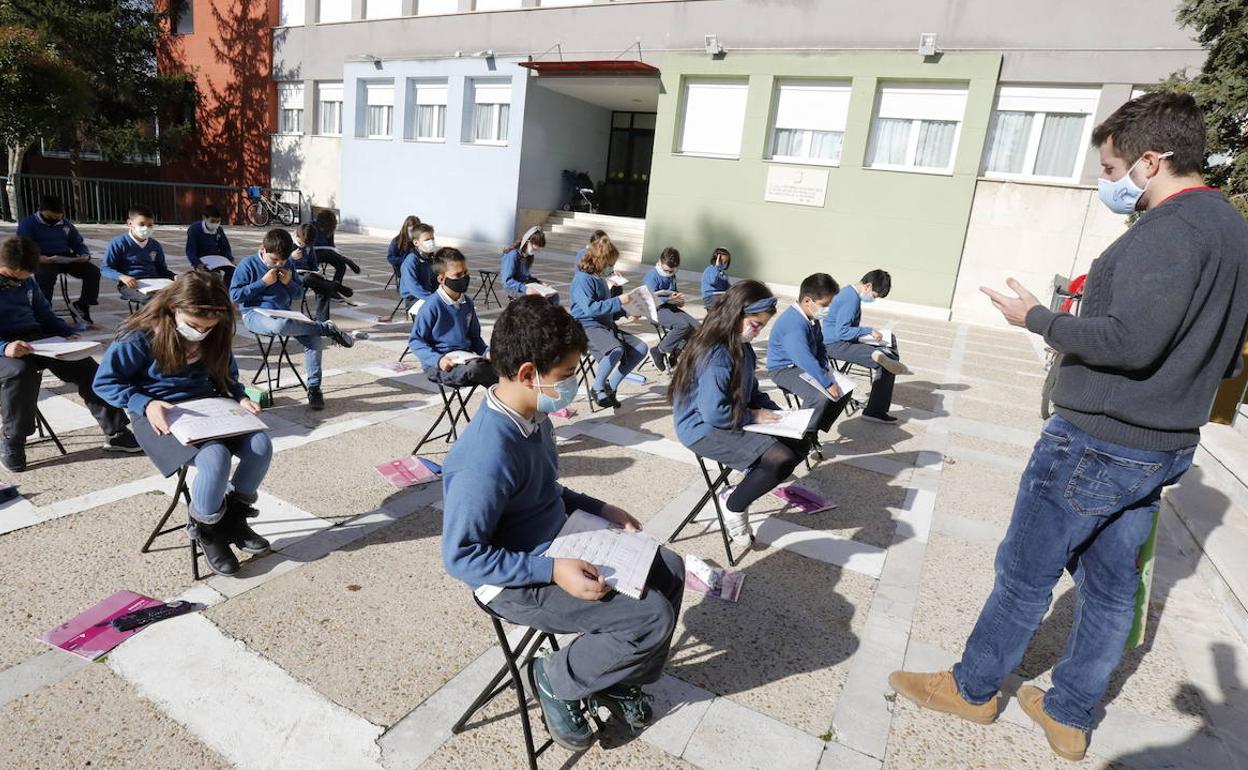 Alumnos en el 'ecopatio' del Colegio Divina Providencia de Palencia.