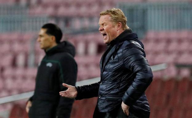 Ronald Koeman protesta durante un partido. 