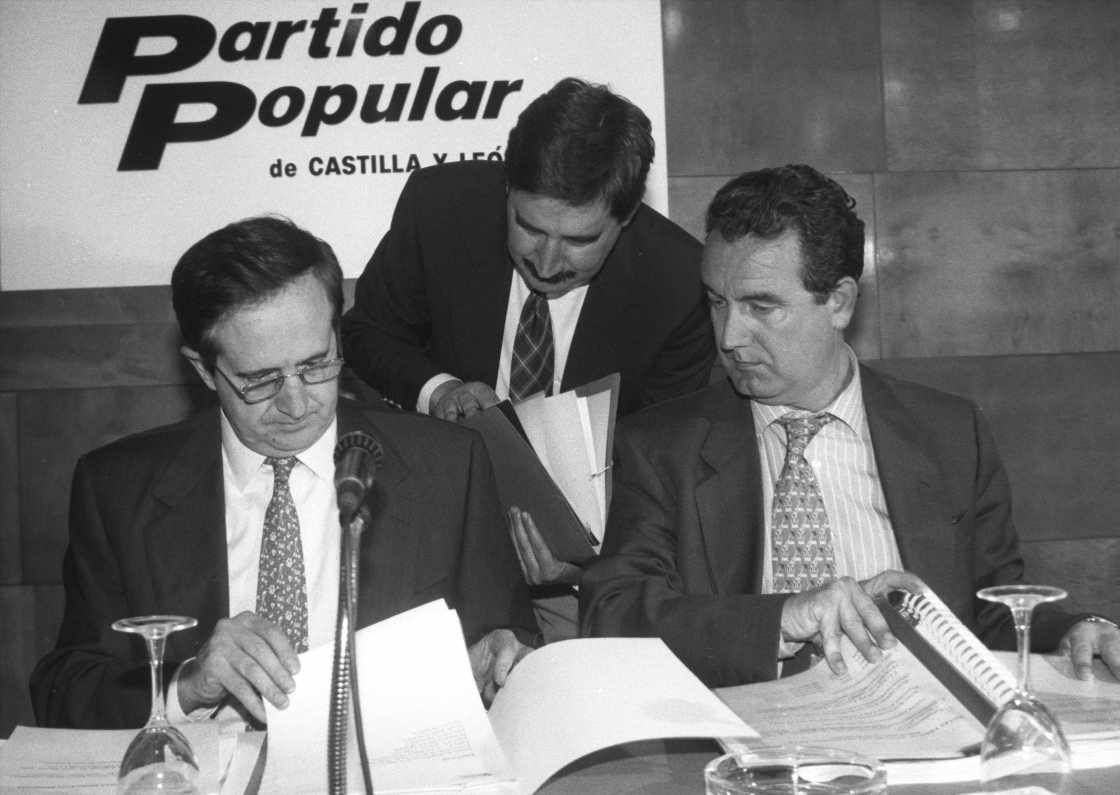 Imagen de 1995, con Pedro Viñarás entre Juan José Lucas y Jesús Merino. Este último ha sido condenado por la trama Gürtel.