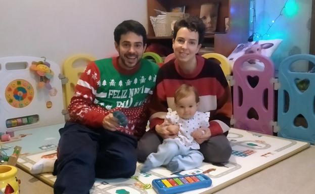 «Son navidades de contrastes, nos gustaría estar allí pero tenemos a la pequeña Ariadna»