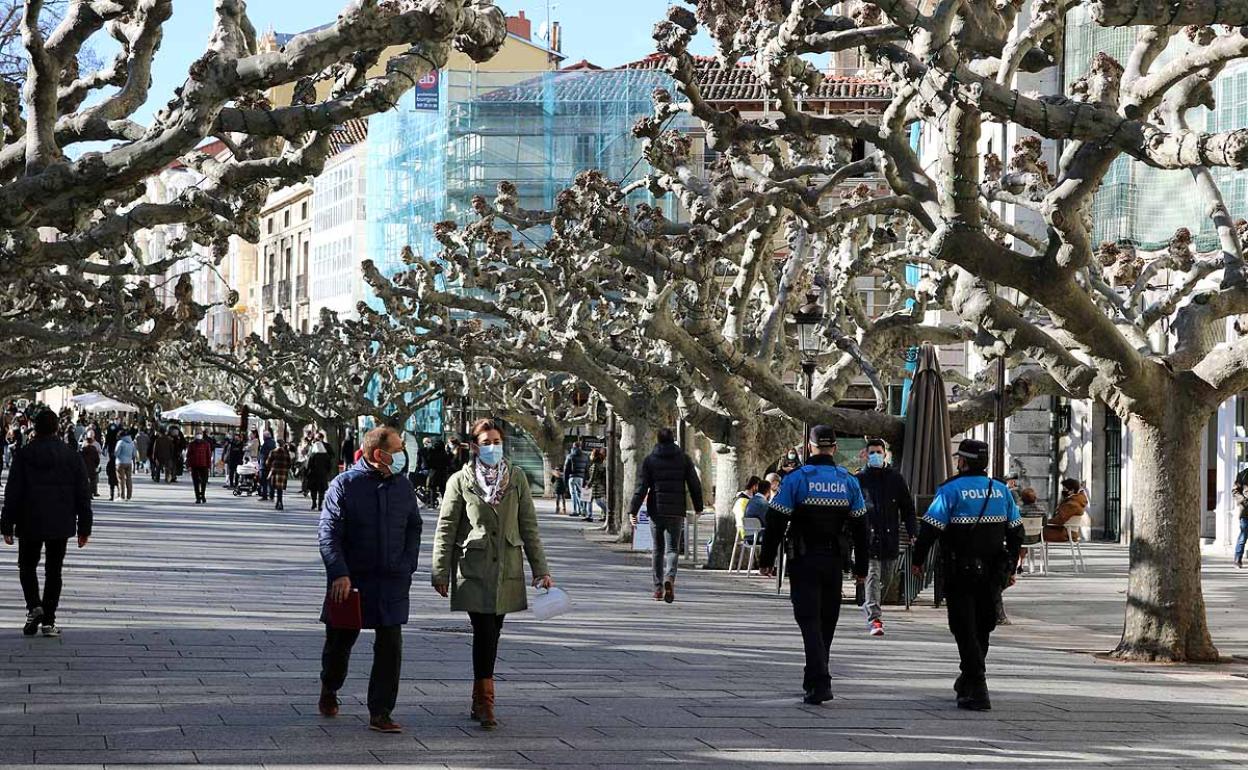 Los agentes de la Policía Local recorren estos días con más asiduidad las calles del centro de Burgos.