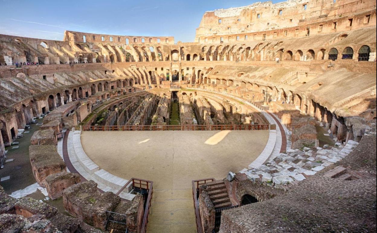 El Coliseo de Roma, con su arena y los pasillos que hay en el subsuelo.