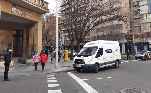 Imagen principal - Las vacunas, a su llegada a Palencia, y espera en Cevico de la Torre. 