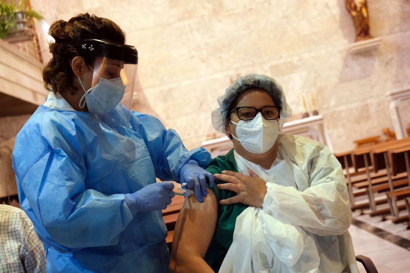 Domitila Bilbao, sanitaria de la residencia palentina, ha sido la primera sanitaria en recibir la vacuna en Castilla y León. 