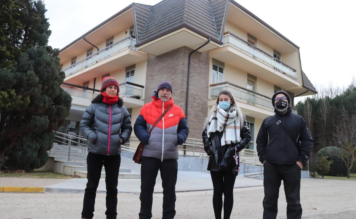 Algunos miembros de la asociación Burgos Reacciona en la residencia Fuentes Blancas esta mañana