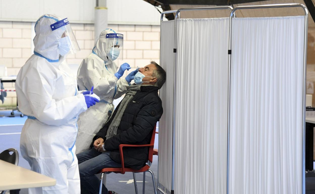 Realización de prueba de test de antígenos en Burgos.