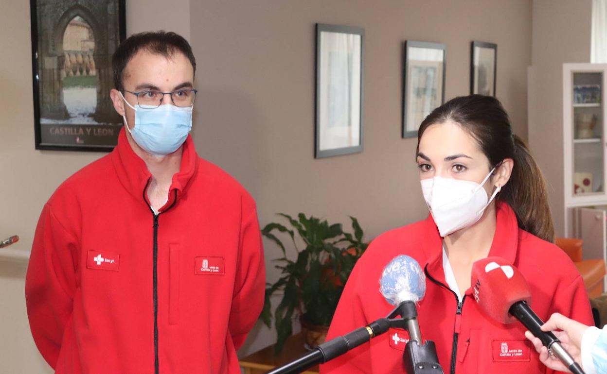 Diego Gamarra y Henar Izquierdo, en la residencia Fuentes Blancas de Burgos, antes de iniciar la campaña de vacunación.