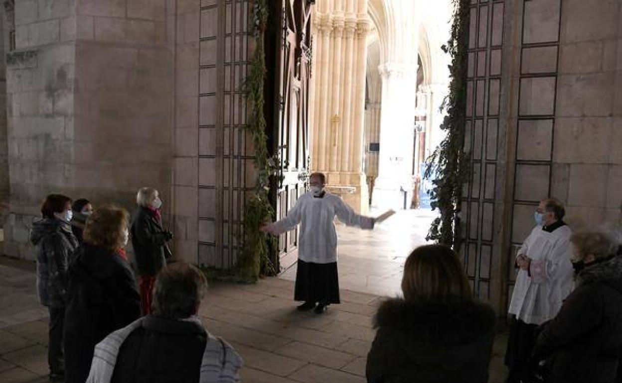 La Puerta del Perdón recibe a los fieles de Burgos.