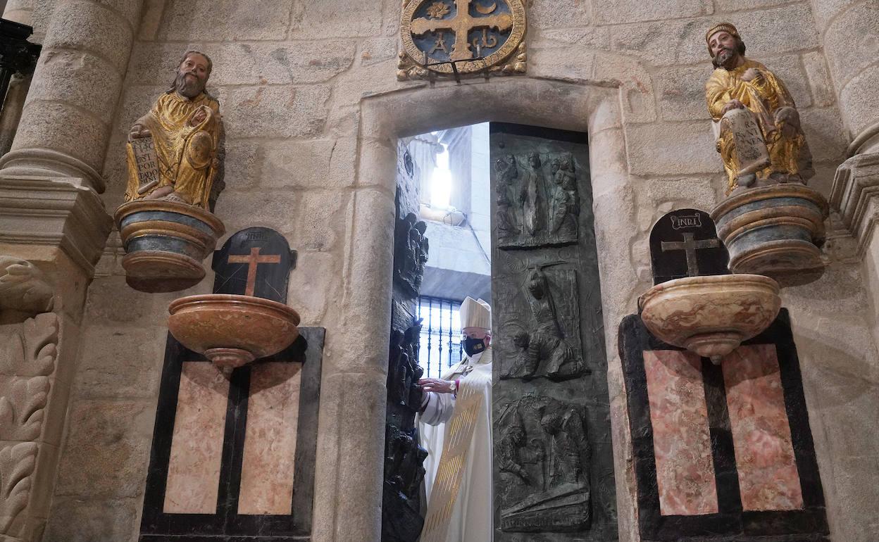 El arzobispo de Santiago, Julián Barrio, abre la Puerta Santa de la catedral. 