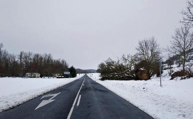 El hielo y la nieve provocan el corte de tres carreteras de Burgos