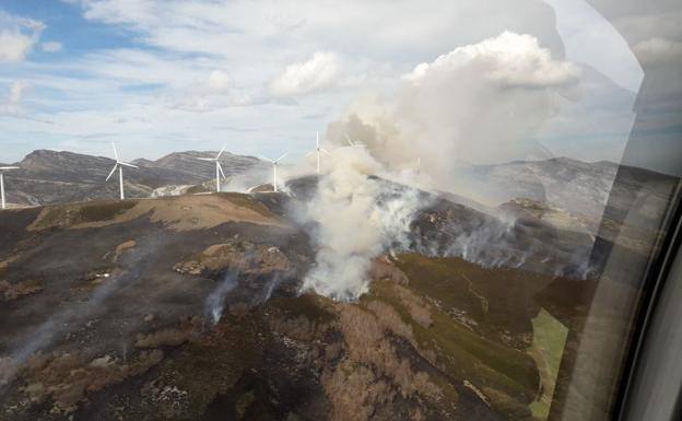 Un gran incendio provocado calcinaba 180 hectáreas en Espinosa de los Monteros
