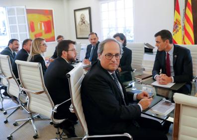 Imagen secundaria 1 - La ministra de Hacienda, María Jesús Montero, recibe el aplauso de su grupo tras la aprobación de los Presupuestos (arriba); Reunión de la mesa sobre Cataluña (izquierda); Casado felicita a Sánchez en su investidura (derecha).