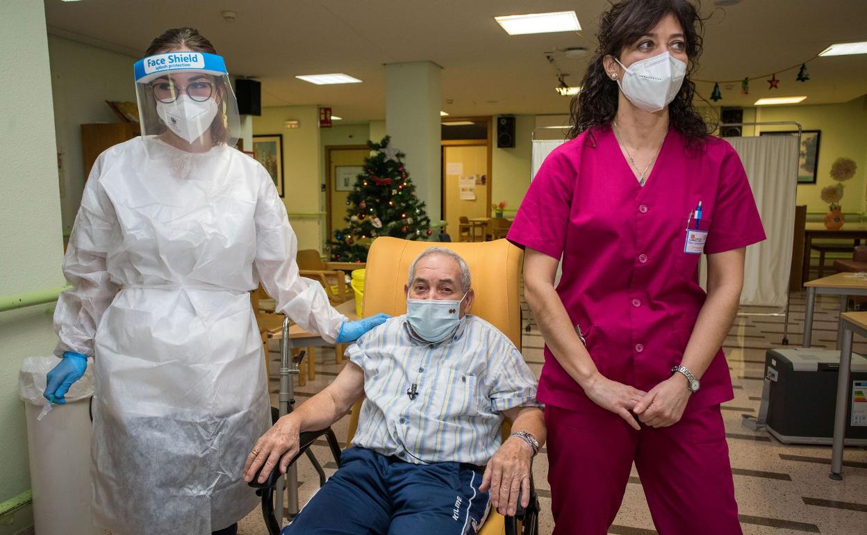 Roberto Núñez y Elena Sadornil fueron los dos primeros vacunados en Burgos.