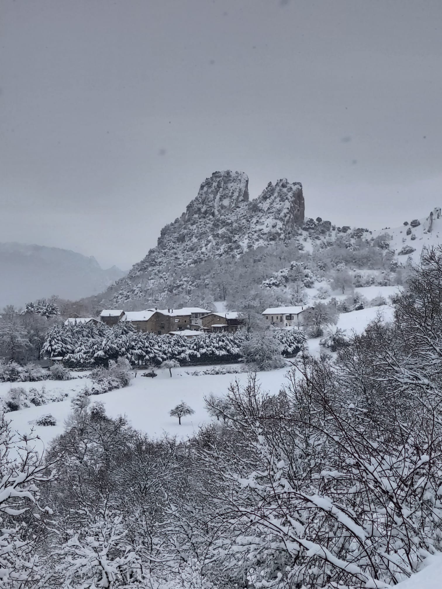 Vista preciosa de Arreba, cubierta de nieve