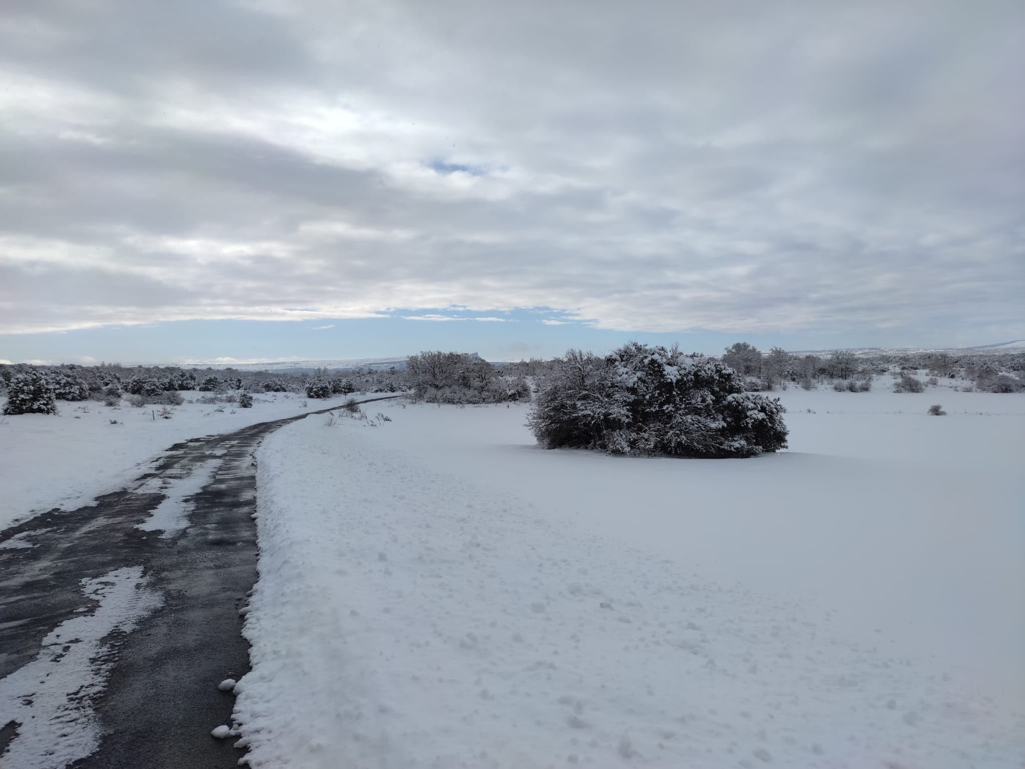 La nieve y el hielo dificultan la circulación en algunas carreteras