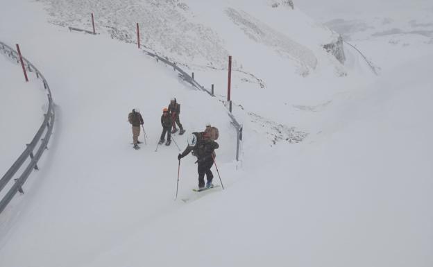 Raquetas y esquíes para un relevo a pie en la base militar de Lunada, aislada por la nieve