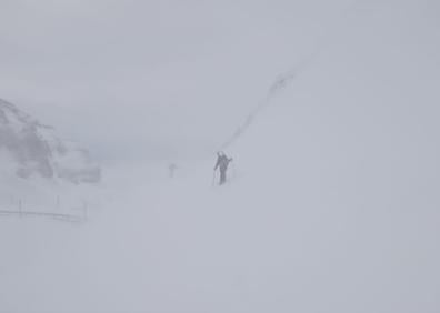 Imagen secundaria 1 - Raquetas y esquíes para un relevo a pie en la base militar de Lunada, aislada por la nieve