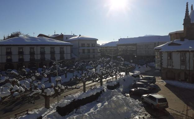 En Espinosa han limpiado calles y aceras pero la nieve que queda se ha congelado.