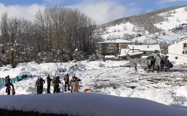 Raquetas y esquíes para un relevo a pie en la base militar de Lunada, aislada por la nieve