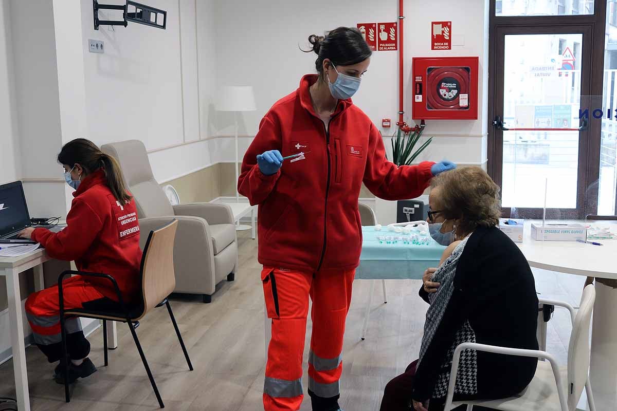 Jornada de vacunación contra la covid-19 en la residencia Clece Vitam de Burgos. 