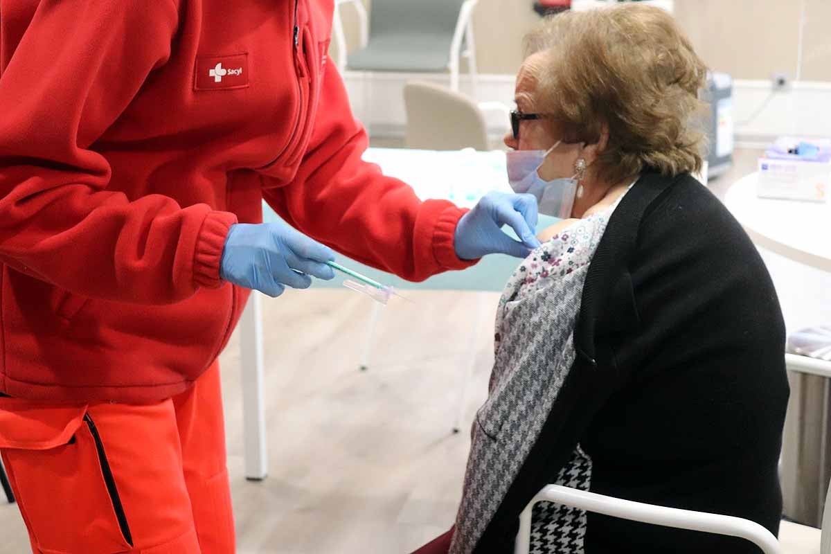 Jornada de vacunación contra la covid-19 en la residencia Clece Vitam de Burgos. 