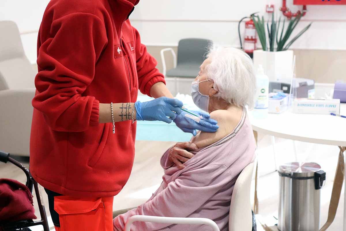 Jornada de vacunación contra la covid-19 en la residencia Clece Vitam de Burgos. 