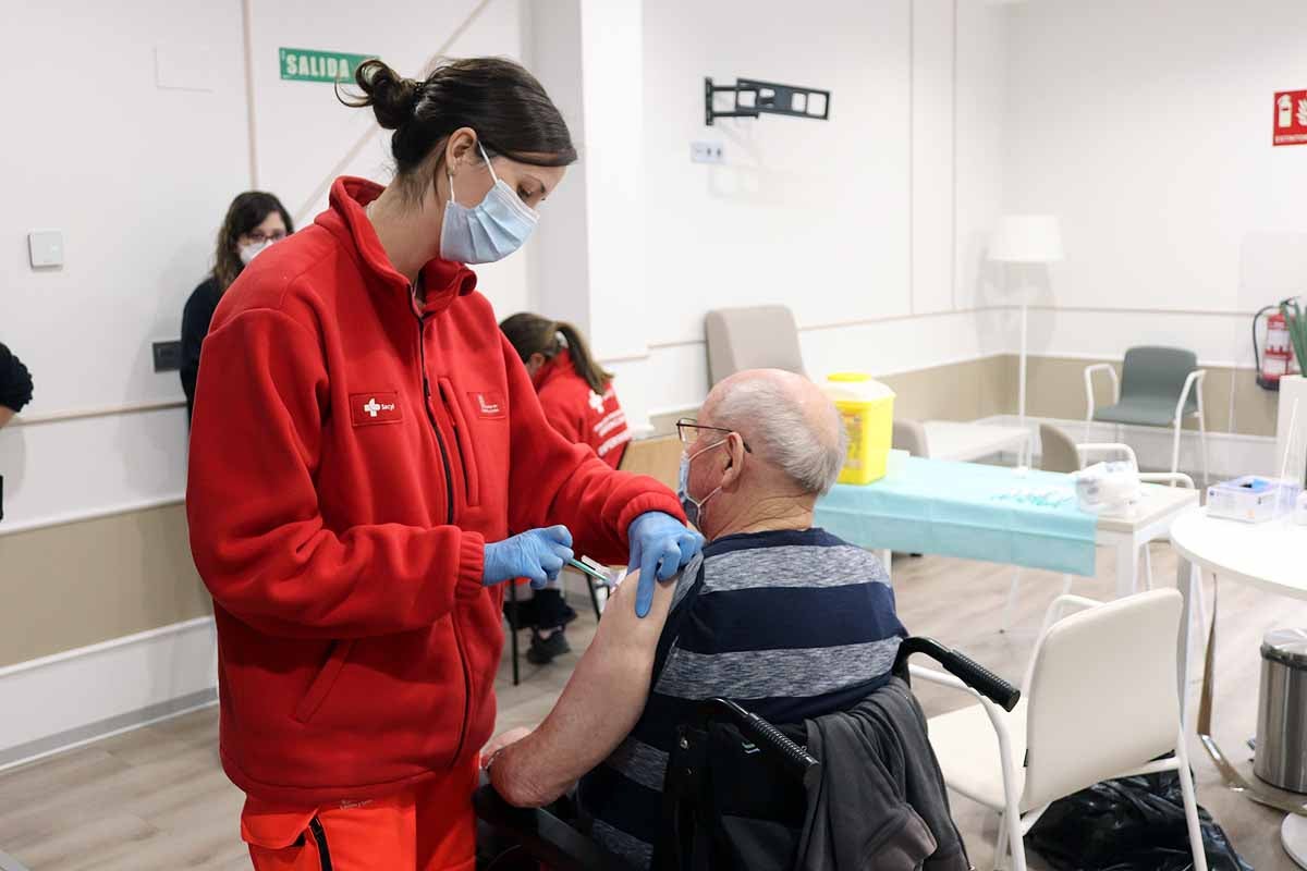 Jornada de vacunación contra la covid-19 en la residencia Clece Vitam de Burgos. 