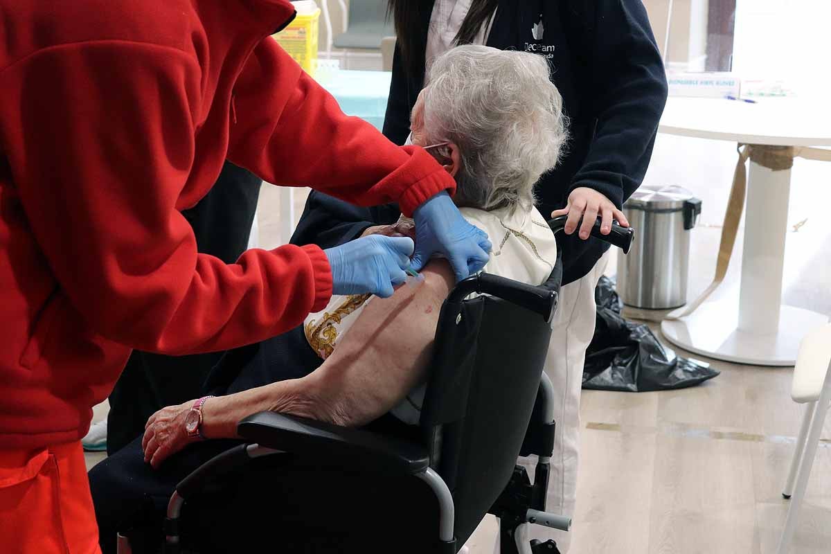 Jornada de vacunación contra la covid-19 en la residencia Clece Vitam de Burgos. 