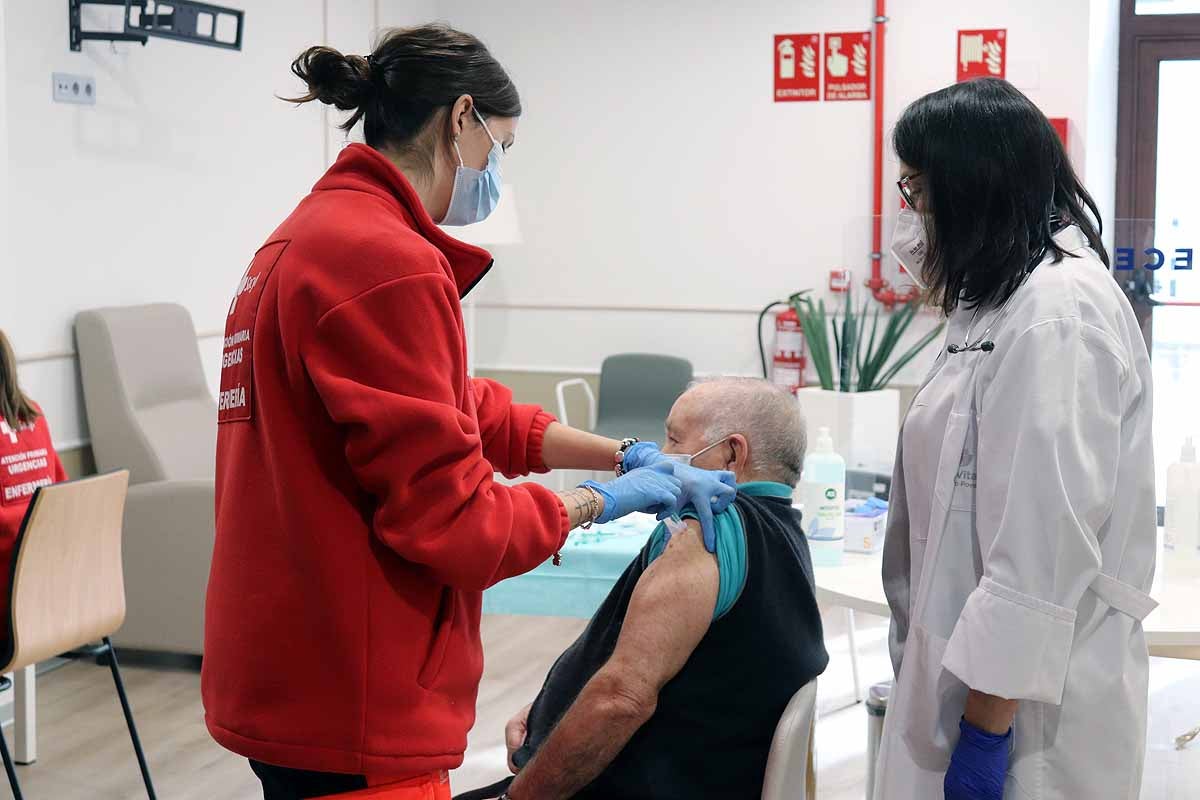 Jornada de vacunación contra la covid-19 en la residencia Clece Vitam de Burgos. 