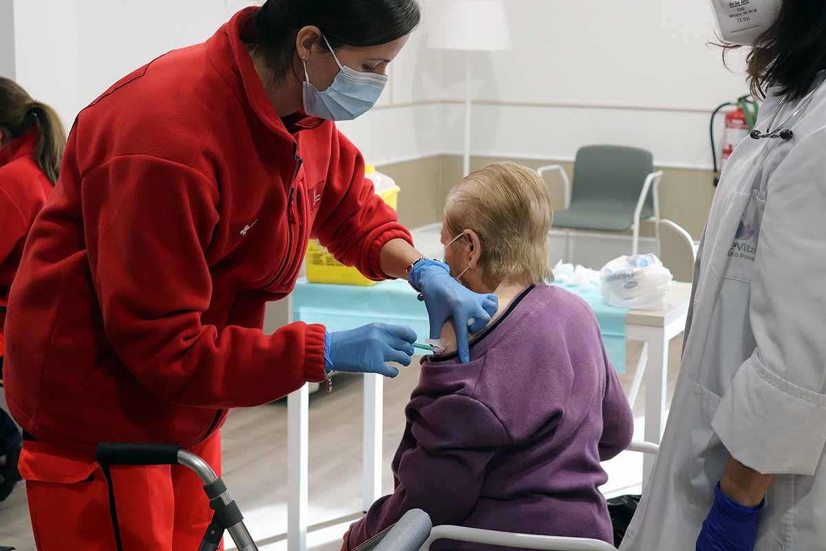 Jornada de vacunación contra la covid-19 en la residencia Clece Vitam de Burgos. 