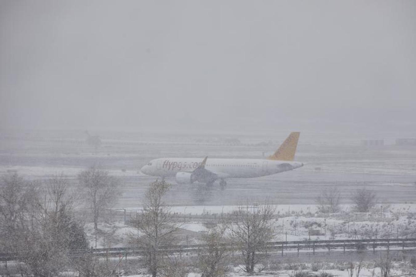 Un avión de la compañía Flypgs en el Aeropuerto de Madrid-Barajas Adolfo Suárez, en Madrid.