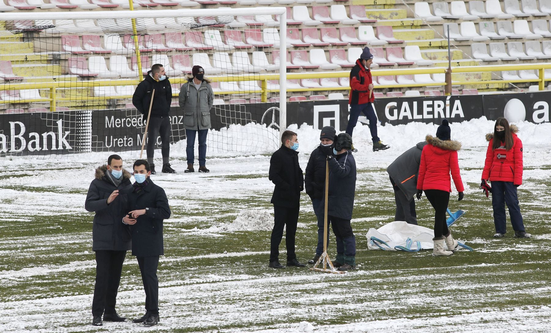 Fotos: La nieve obliga a retrasar el partido del Burgos CF