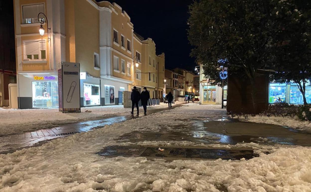 En Aranda los viales están limpios pero queda mucha nieve en las calles.