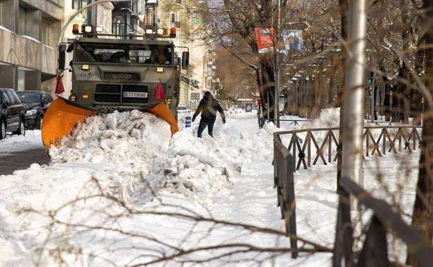 Un vehículo de la UME retira la nieve acumulada de un lateral del Paseo de la Castellana ayer en Madrid.