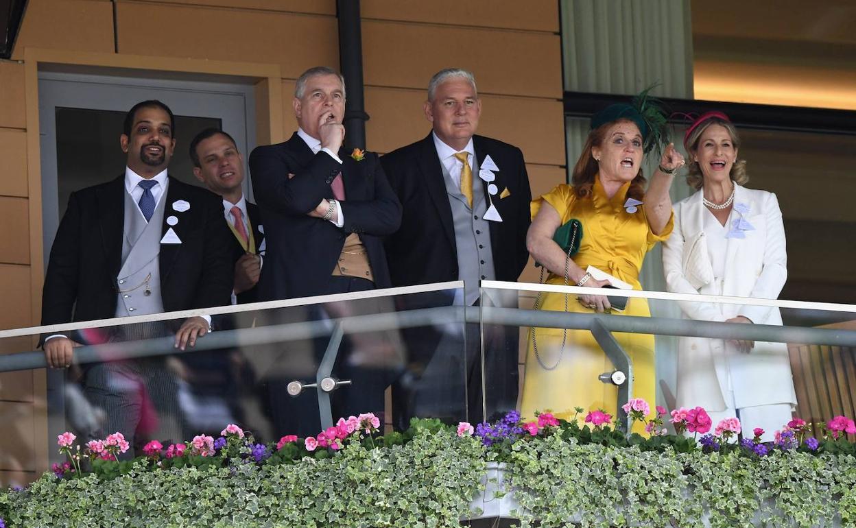 El príncipe Andrés de York observa una carrera de caballos. 