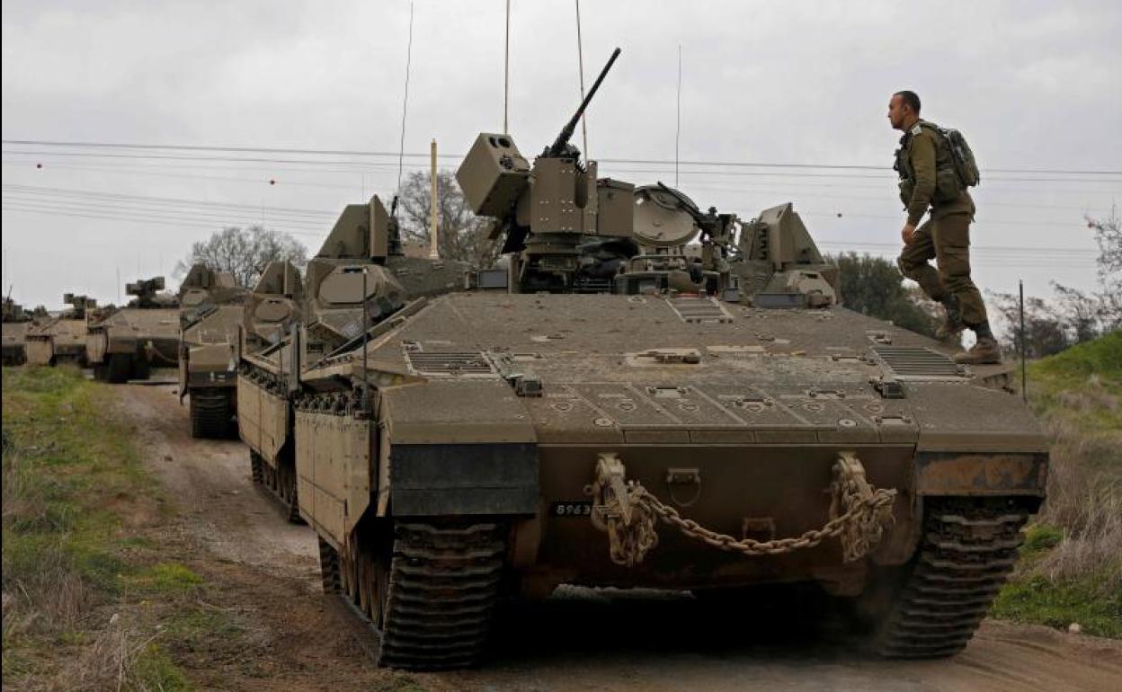 Carros de combate blindados del Ejército israelí durante un simulacro realizado este miércoles en los Altos del Golán.