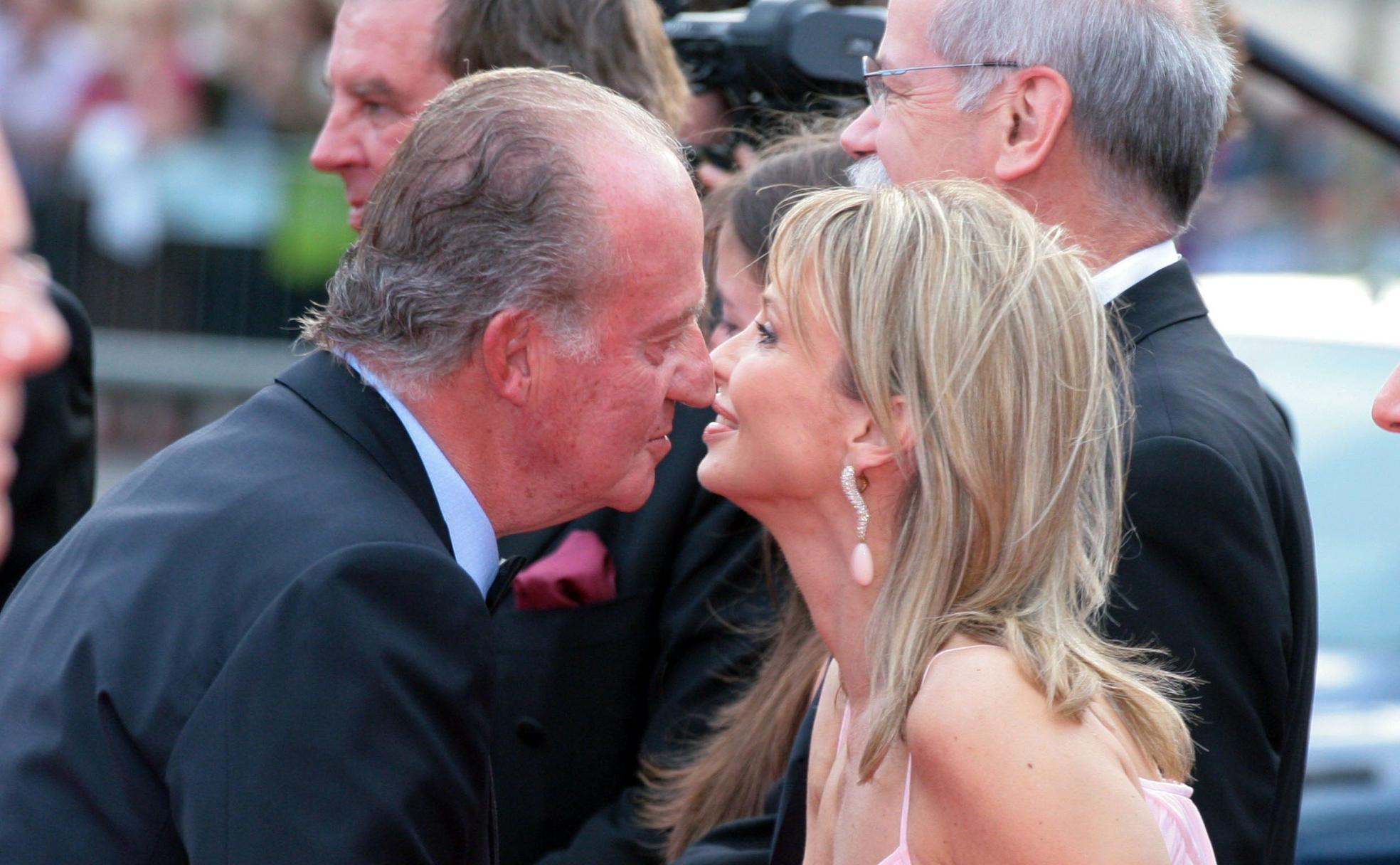 El rey Juan Carlos saluda a Corinna Larsen durante una entrega de premios en 2006.