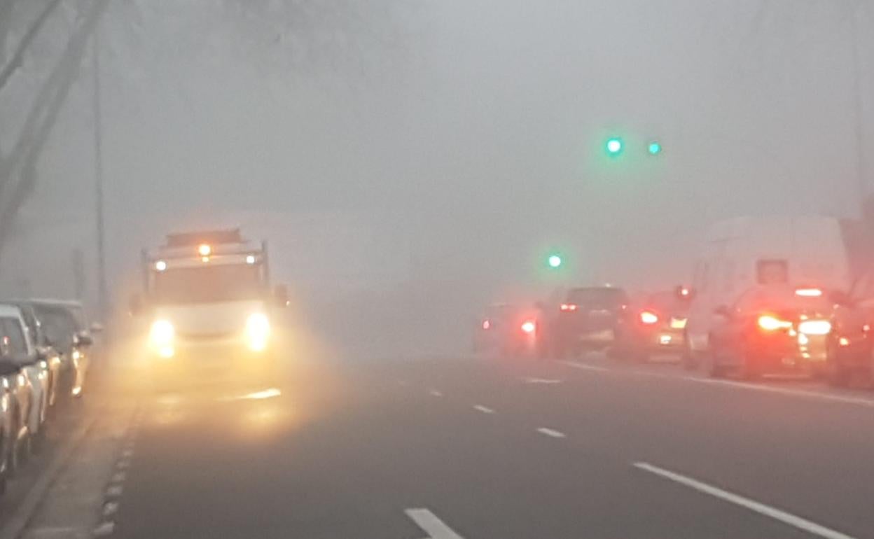 La niebla cubre la Avenida del Mundial de Valladolid.