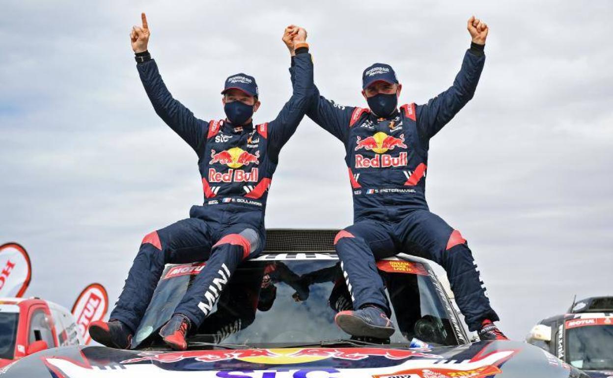 Stéphane Peterhansel celebra la victoria con su copiloto. 