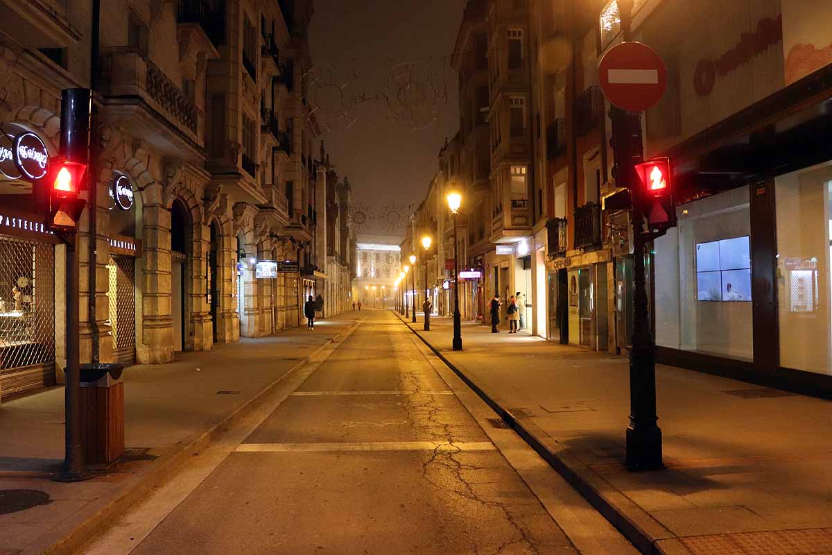 Los burgaleses se recogen a sus hogares a las 20:00 horas mientras la Policía ejercía una labor informativa.