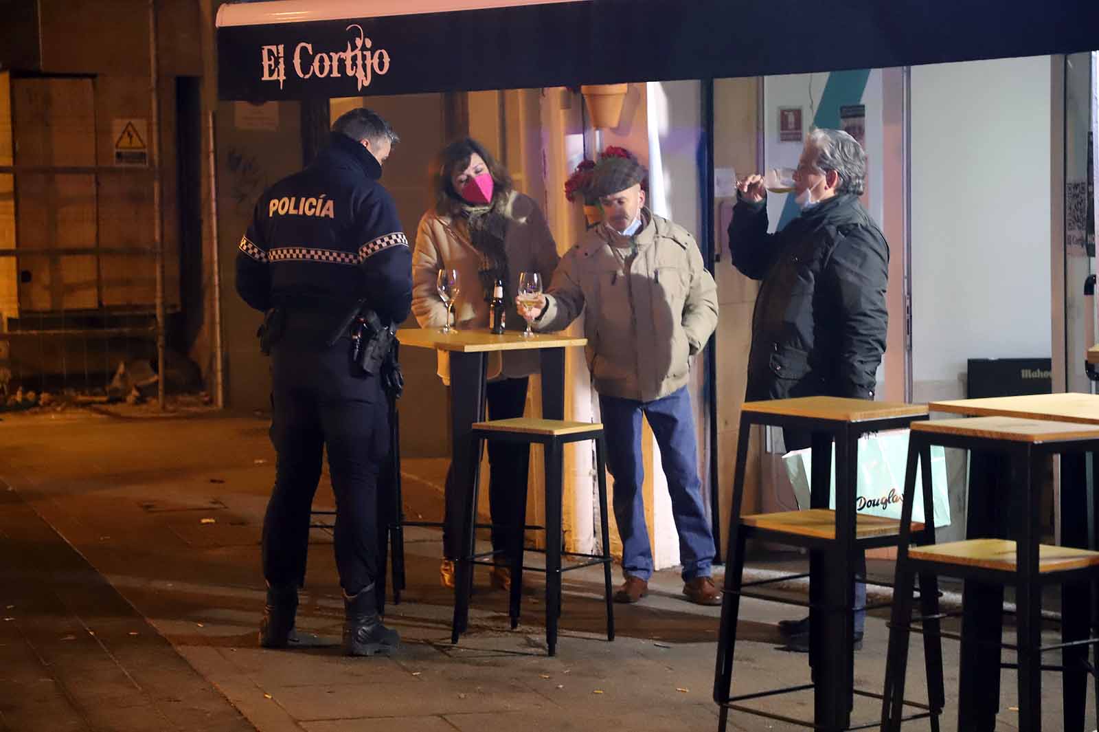 Los burgaleses se recogen a sus hogares a las 20:00 horas mientras la Policía ejercía una labor informativa.