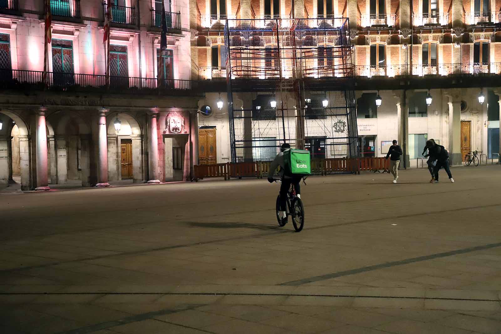 Los burgaleses se recogen a sus hogares a las 20:00 horas mientras la Policía ejercía una labor informativa.