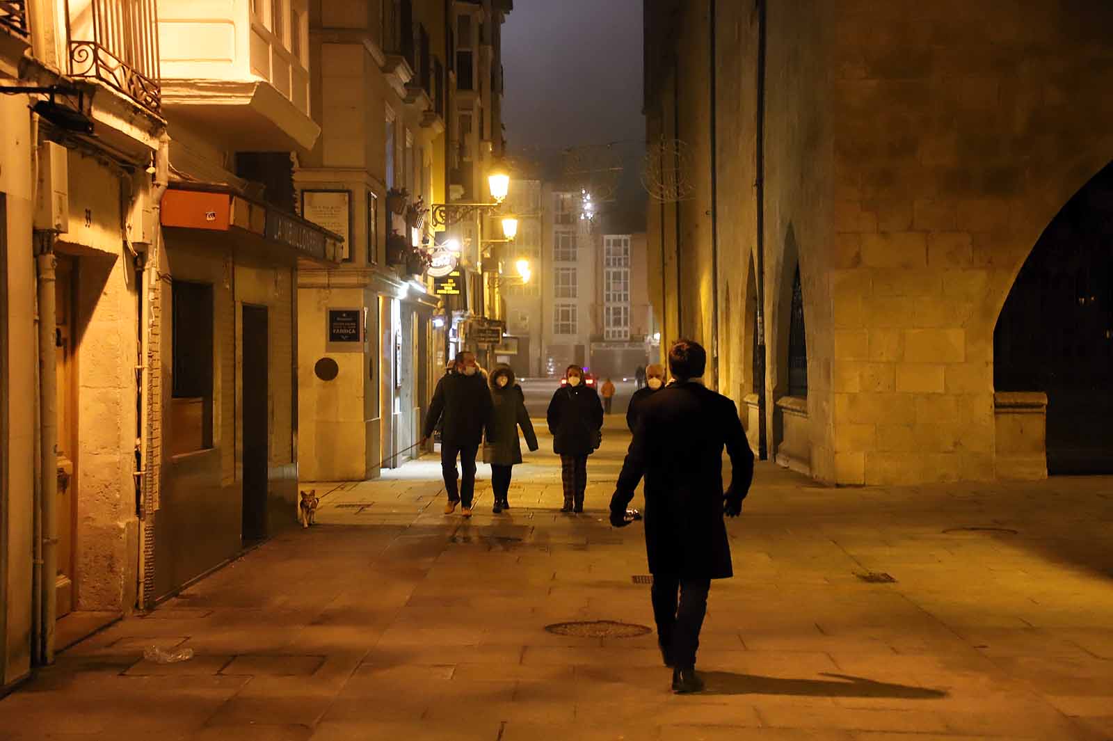 Los burgaleses se recogen a sus hogares a las 20:00 horas mientras la Policía ejercía una labor informativa.