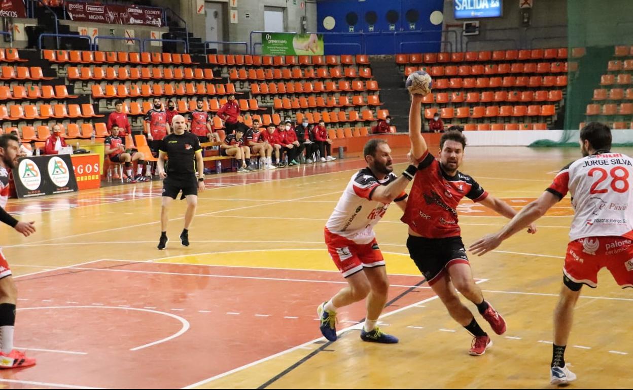 Una jugada del amistoso entre el UBU San Pablo y el Nava.